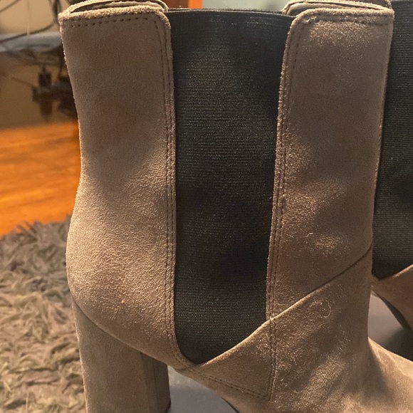 NWOT GUESS WOMEN’S DARK GRAY SUEDE POINTED TOE ANKLE FASHION BOOTS - Picture 9 of 12